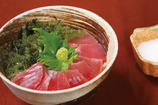 マグロと海ぶどうの山かけ丼の写真