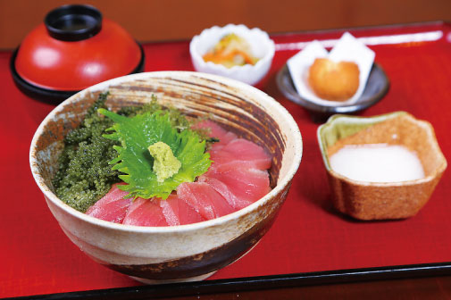 マグロと海ぶどうの山かけ丼定食の写真